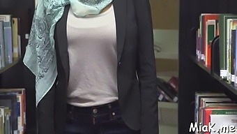 Arabisk Teenager Giver Et Blowjob Og Spiller Pik I Hardcore Video