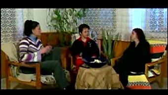 एक जोड़े और उनके मेहमान के साथ रात का थ्रीसम।