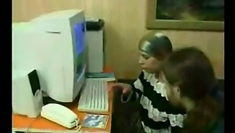 रूसी परिवार झूलने और तांडव में लिप्त