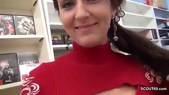 若くて欲求不満な臨時社員がビデオストアで犯され、妊娠する