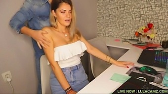 Rencontre Chaude Au Bureau Avec Un Massage Séduisant | Nue Et Excitée Devant La Caméra