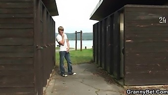 年配の男性が更衣室で金髪の熟女をチラ見して、彼女をファックします。
