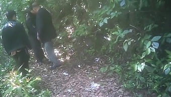 ゲイのお父さんたちが公園で野外プレイに耽る