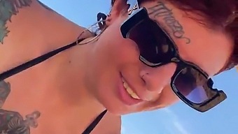 Vi Hengav Os Til Mundtlig Nydelse På Den Offentlige Strand