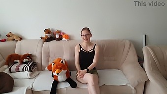 Une Jeune Fille Dévoile Ses Superbes Seins Pour La Première Fois
