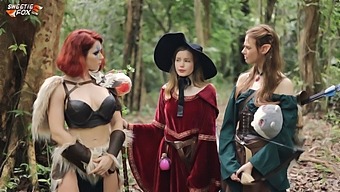 Les Filles Geek En Cosplay Jouent À Un Jeu De Rôle Avec Du Sexe.