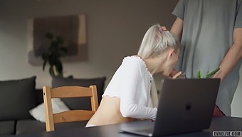 勉強中に中出しされるティーンのhdビデオ
