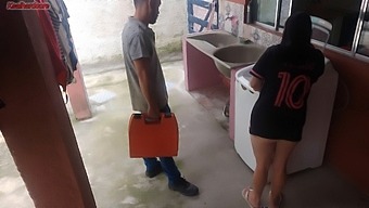 夫がいない間に、ティーンの主婦が屋外で修理工の性的快楽を懇願する