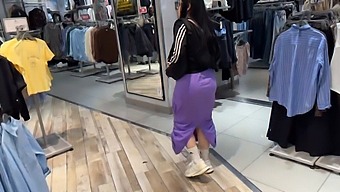 젊은 라티나가 쇼핑몰에서 팬을 만나 그녀가 가장 좋아하는 곳으로 데려간다.